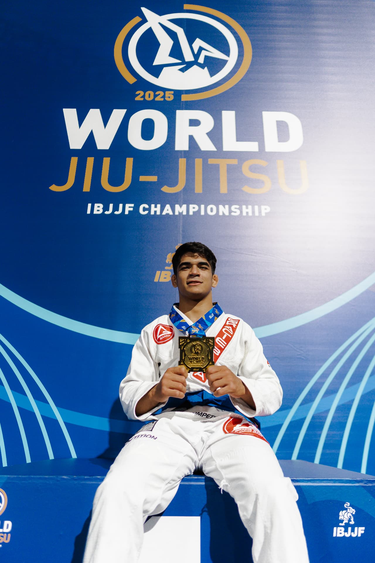 Hawann Santos holding his World Championship medal